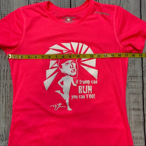 Brooks Neon Pink Short Sleeve Running Top “if trump can RUN you can TOO!” Size S - Picture 6 of 8